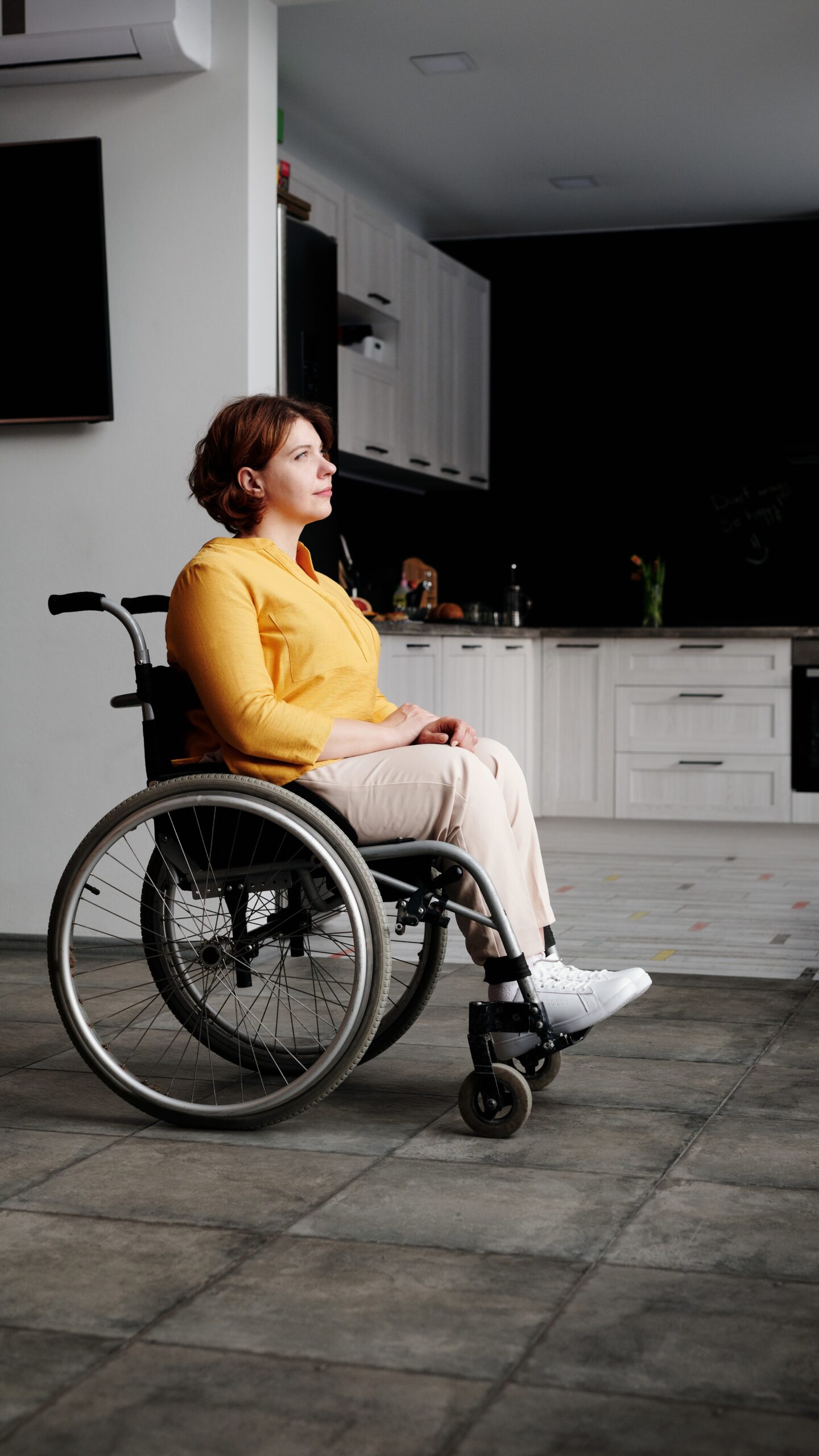 Das Bild zeigt eine Frau im Rollstuhl. Thema: Betreuung für Menschen mit chronischen Erkrankungen.